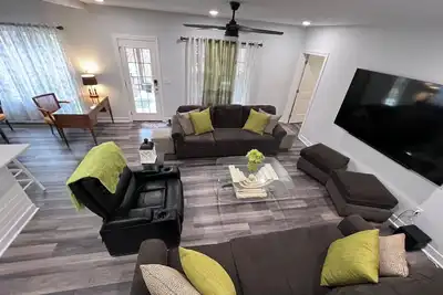 Image de Modern, Comfortable and Cozy Large Apartment