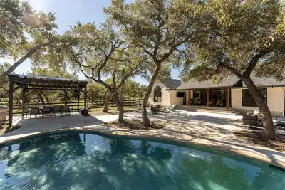 Image de Secluded Hill Country Luxury: Modern Vibes, Pool & 18 Miles to Austin