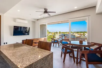 Image de Resort condo with balcony, views, rooftop pool, gym, & full kitchen