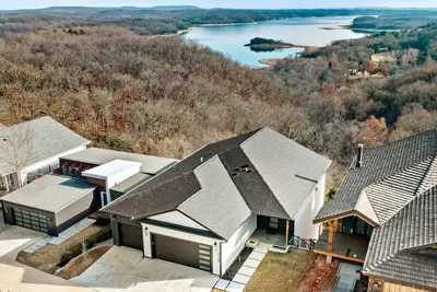 Image de New Home w/ Panoramic Lake Views\n\n