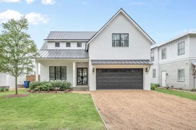 Image de New Construction - Private Pool - Short Walk to East Beach!