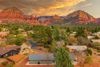 Image de Hummingbird Sedona: Views/JACUZZl/All New Stylish! By Chapel of Holly Cross! Zen