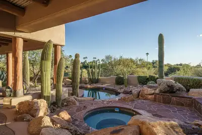 Image de Private Southwestern Luxury Oasis