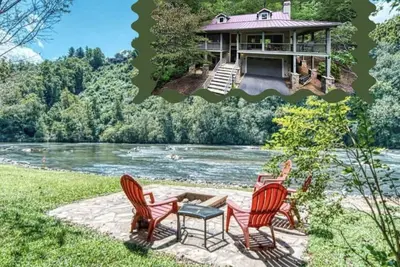 Image de \"River Paradise! \" Luxury waterfront home situated on beautiful Hiawassee River.