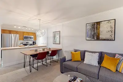Image de Charming fourth-floor condo with balcony, walk to lifts & golf