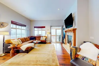 Image de Amazing ski retreat with hot tub, fireplace, W/D & balcony views - walk to lifts