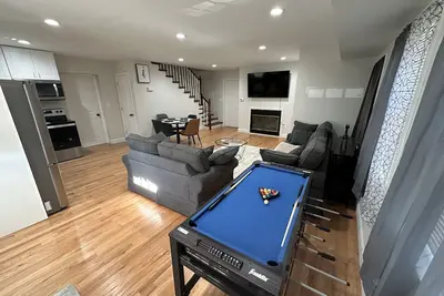 Image de Modern Luxury Home With Fireplace & Game-Room.