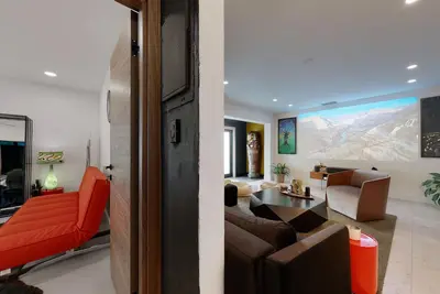 Image de Hollywood Haven: Hi-Tech Wellness Retreat