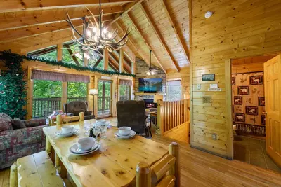 Image de 🌲🌲 Views, Hot Tub, Decks, Smart TVs, and Games in ❤️ of Pf