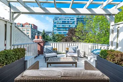 Image de Multi-Level Bright 4br Townhome with Den, Patio & Bbq