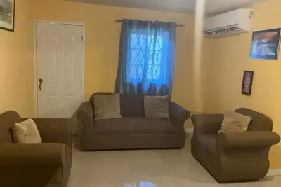 Image de Welcome to our villa, enjoy the local vibes, Ac, Wifi, hot water, cable. \n