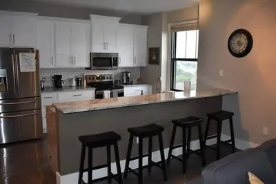 Image de Spacious Condo in a Prime Downtown Location. Parking Included with stay!