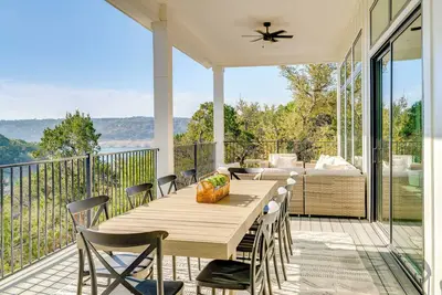 Image de Walk to Beach: Farmhouse w/ Lake Travis Views!