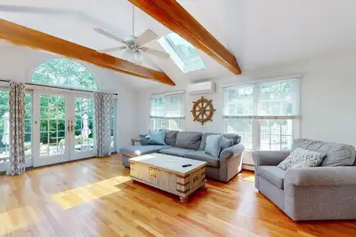 Image de Gorgeous dog-friendly home with private, heated pool, furnished patio, porch