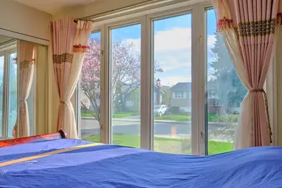 Image de Beautiful cottage near river close to montreal