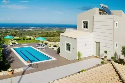 Villa Horizon: Privacy, Scenic Views & Exterior