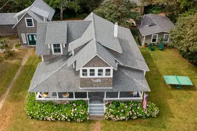 Image de Oceanview East Chop Beach House - 4 Bed/2 Bath - 5 min walk to beach