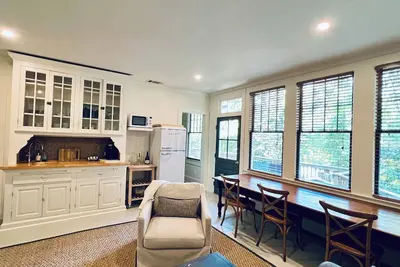 Image de 1926 Guest Cottage at River Landing