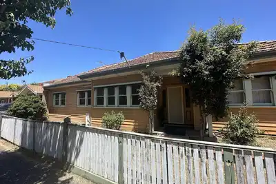 Image de Aiden house- close to local amenities, shopping, parks, public transportation.