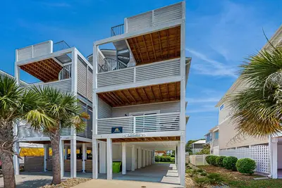 Image de Updated duplex near the beach with open layout & balcony - snowbird-friendly