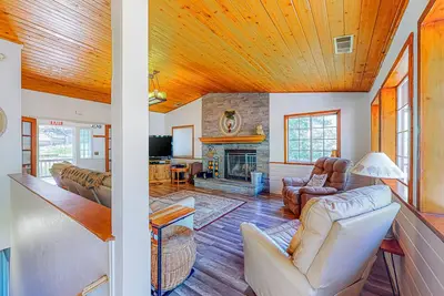Image de Dog-friendly water-view home near Lake Gregory with game room, fireplace, grill