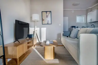 Image de Luxe Kreuzberg Studio, Move-In-Ready w/ Furniture, by Blueground