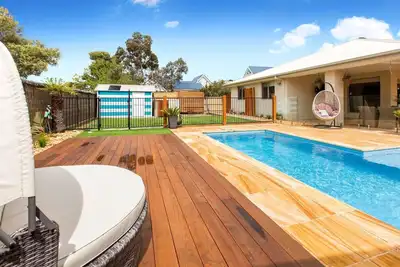 Image de Pet friendly 4-bedroom Contemporary Coastal Oasis with Sparkling Blue Pool