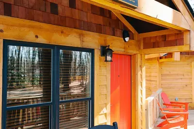 Image de Enchanting Cabin Treehouse Retreat with Fire Pit - Perfect Getaway!