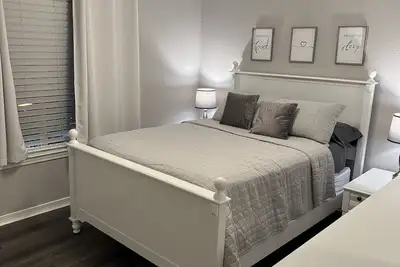 Image de Come relax at Kozy on Kipling. Close to shopping, eats, hospital, university, i10