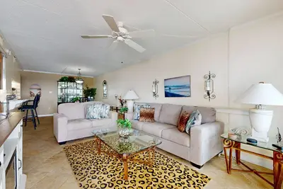 Image de Gulf-front condo with views, beach access, pool, balcony, & fitness room