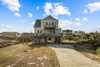 Image de 2-story house with beach access, outdoor shower, fireplace, & views