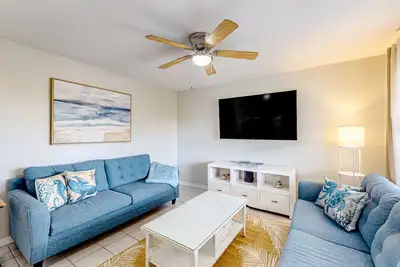 Image de Peaceful, seaside-themed condo with a full kitchen, shared patio, & central Ac
