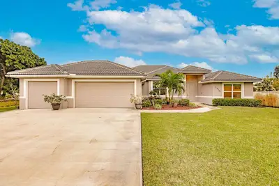 Image de Delightful home near beaches with heated pool, patio, lanai, grill, & streaming