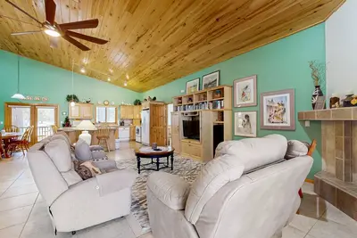 Image de Spacious, golf course adjacent home with a deck & washer\/dryer