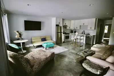 Private, Spacious & Central Suite near lake with Ac, 25Km to Whitewater ski hill