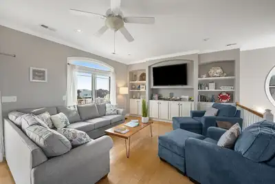 Image de Waterfront house walkable to the beach with private dock, hot tub, pool & deck