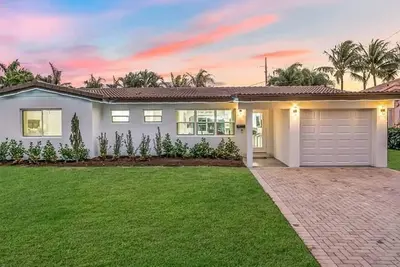Image de This house is a 3 bedroom(s), 3 bathrooms, located in Lauderdale-by-the-Sea, Fl.
