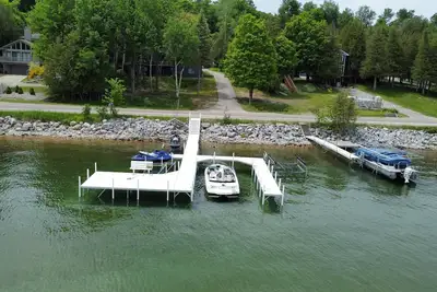 Image de Waterfront, boat rentals, Land to hike!
