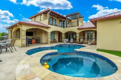 Image de Elegant golf course home with swimming pool, hot tub, outdoor kitchen and pellet grill