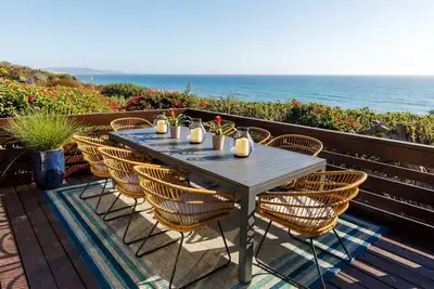 Image de Stunning Panoramic Ocean Views, Private, Spacious Deck, Lush Landscape