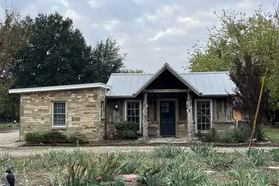 Image de Upscale cottage on a farm in the middle of the city. Six miles to Dfw airport.