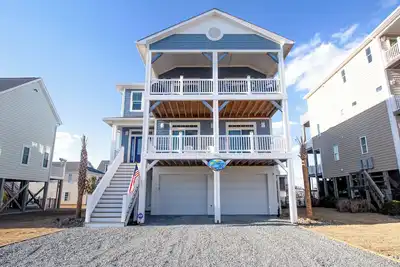 Image de New Luxury Retreat - Ocean views, Elevator, Hot Tub, & only 3 min. walk to beach