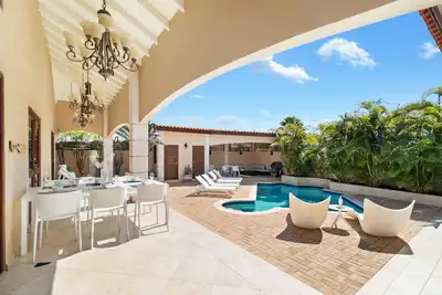 Image de 2 min to Palm Beach * Pool * Gym * Bbq