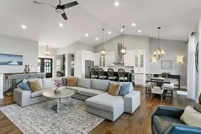 Image de Stunning & Spacious Lookout Lodge |Half Acre Property |Floor-Ceiling Windows & Fireplace |Tree Views