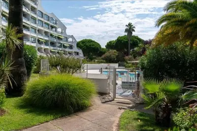 Image de Beau Studio de 34 m2 piscine et Pataugeoire, place de parking privée.