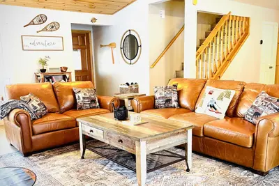 Image de Cozy Tahoe Vista home with fireplace, furnished deck, & forest view