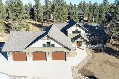 Image de Incredible New 3200+ Sq. Ft. Lodge w/ Arcades, Shuffleboard, Hot Tub, Paved!