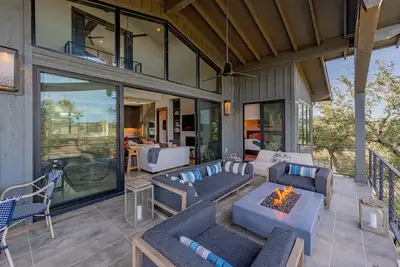Image de Enchanting Tree House - Private Porches, Fish Pond & Stunning Views