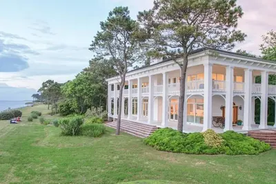 Image de Exquisite 4 bedroom, 3 and a half bath Georgian Estate Home on the Beach!