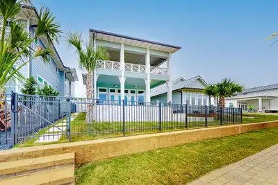 Image de Waterfront home with private pool, community kayaks, grill, open layout, & Ac